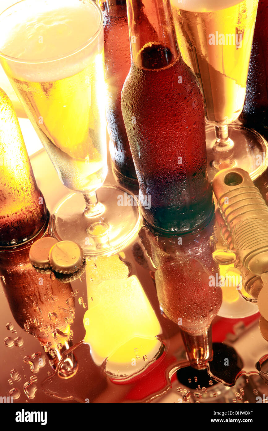 Les bouteilles de bière d'or rétroéclairé, lunettes, chapeaux et de  l'ouvreur avec un vieux film regarder Photo Stock - Alamy