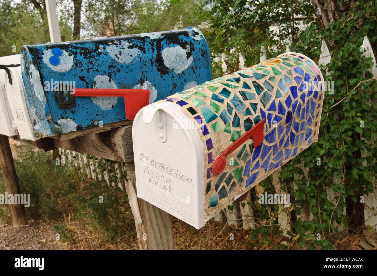 Boîtes aux lettres colorées à Madrid, Nouveau Mexique. Banque D'Images