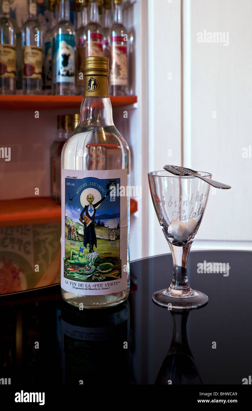 Bouteilles d'absinthe avec le verre, le sucre et la cuillère sur  l'affichage à la distillerie dans le Val de Travers en Suisse par Charles  Lupica Photo Stock - Alamy