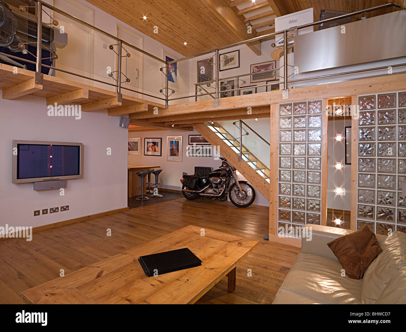 Contemporary mezzanine living room Banque de photographies et d'images à  haute résolution - Alamy