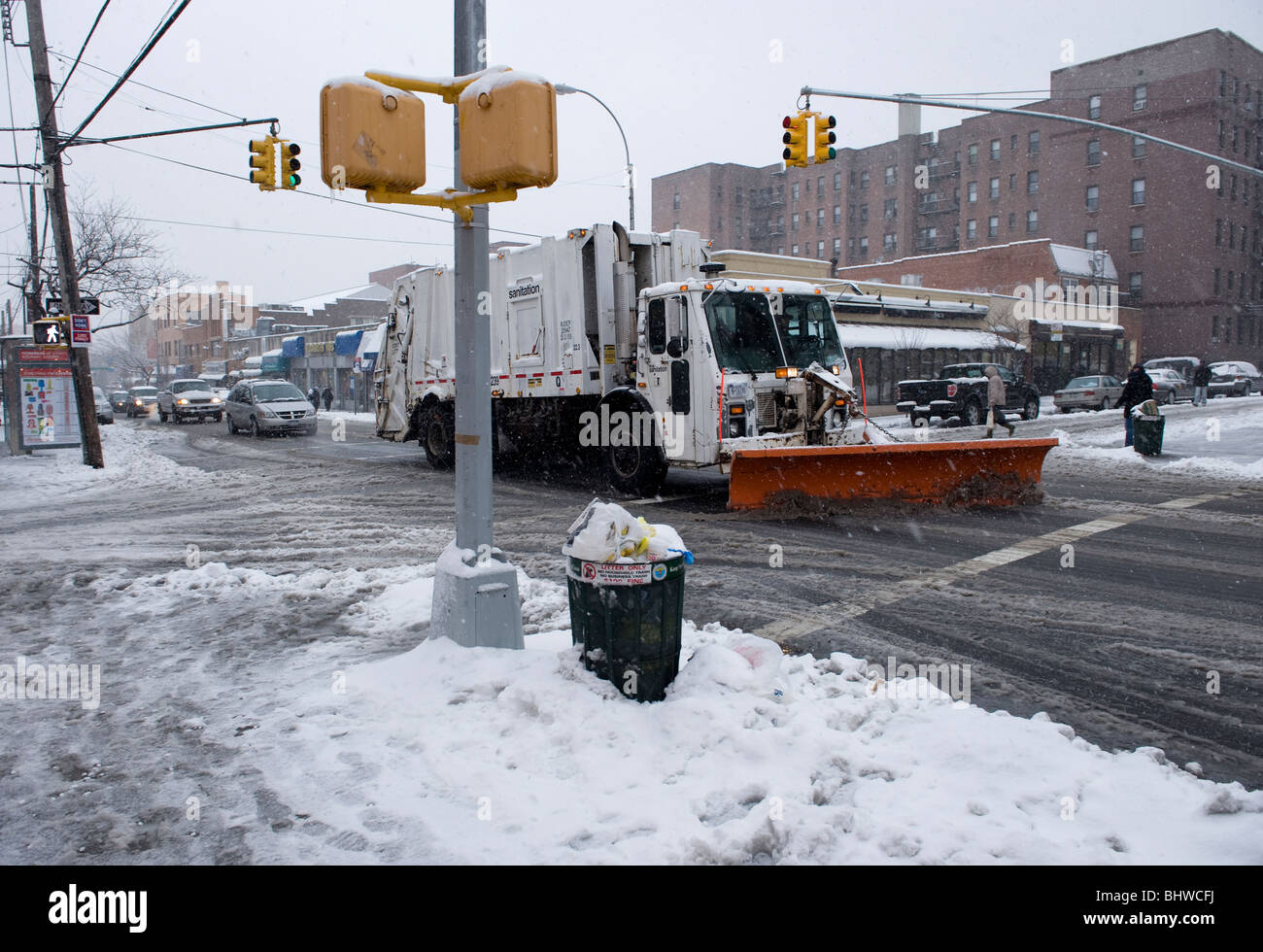 Un chasse-neige efface la neige d'une rue de New York City Banque D'Images