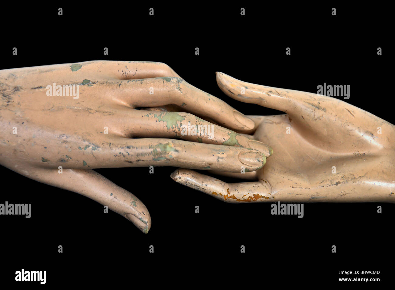 Les mains vieillies de poupée mannequin en plastique. Banque D'Images