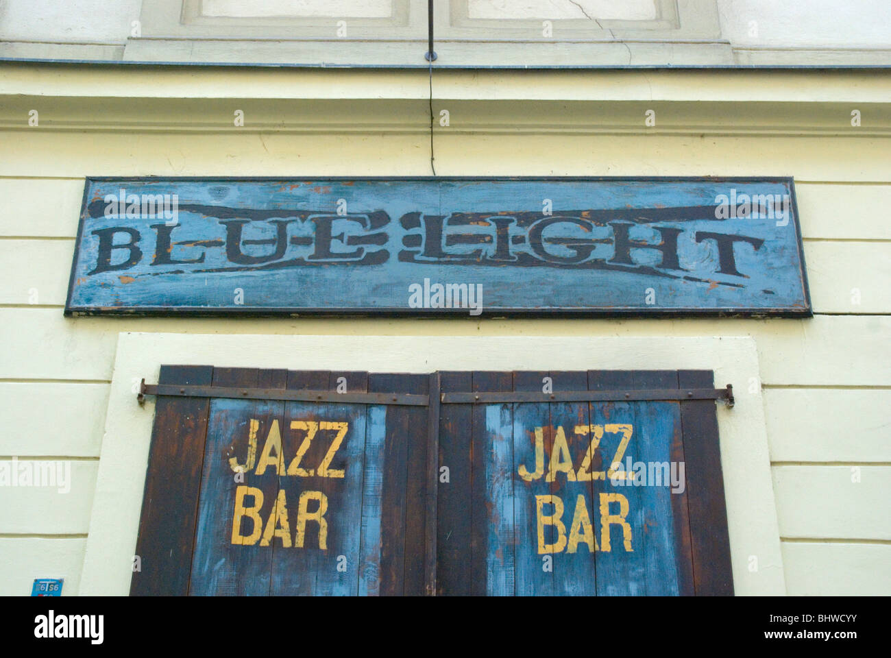 Lumière bleue jazz bar rue Josefska extérieur Mala Strana de Prague République Tchèque Europe Banque D'Images