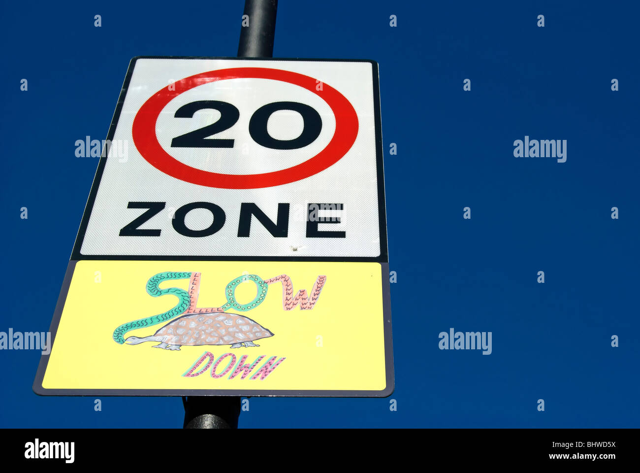 La signalisation routière indiquant 20mph zone avec illustration de tortue, à Shepherd's Bush, à l'ouest de Londres, Angleterre Banque D'Images