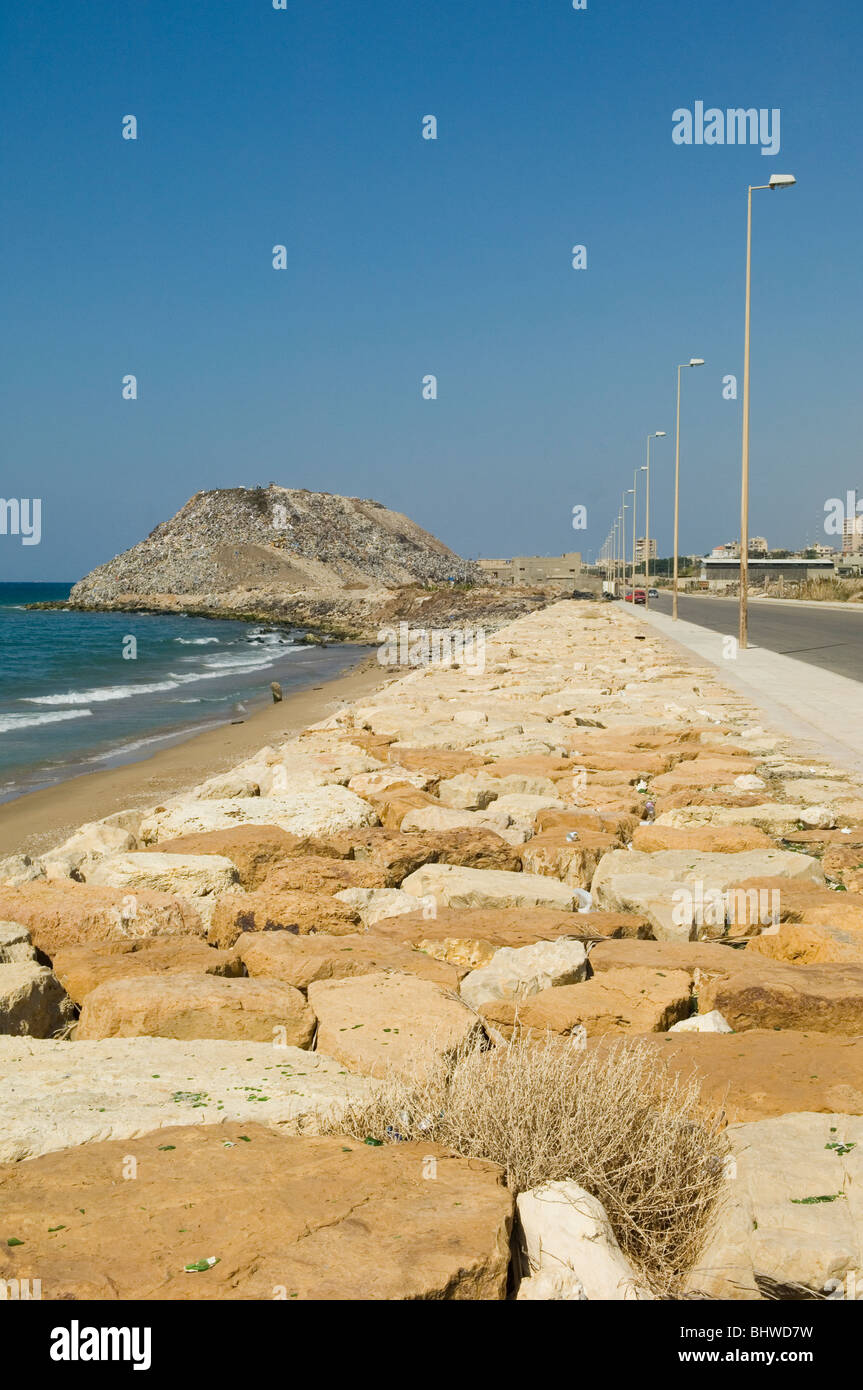 Montagnes de déchets abandonnés sur le bord de la mer Méditerranée par le Liban Saida Banque D'Images