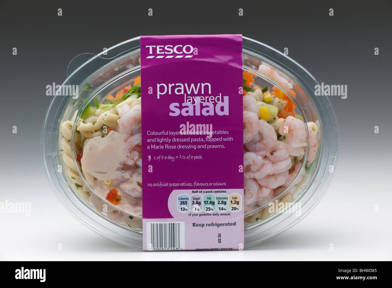 Crevettes salade Tesco en couches dans un bac en plastique transparent Banque D'Images