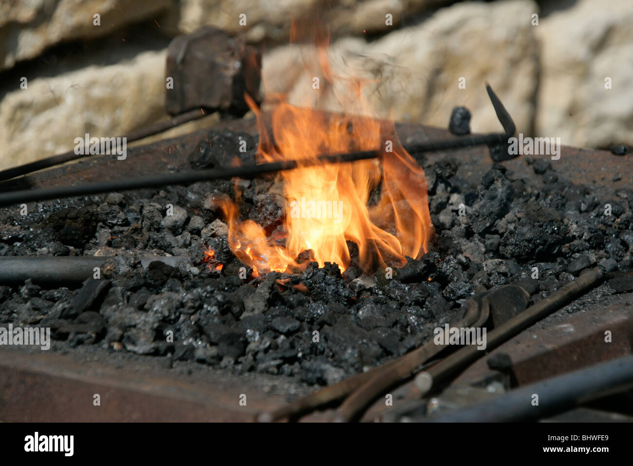 En utilisant la méthode traditionnelle de forgeron fer forge Banque D'Images