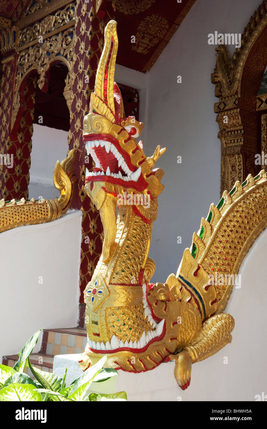 Le naga, un Thaï populaire figure apparaissant comme un serpent cobra ou à l'extérieur du Wat Doi Suthep, Chiang Mai Thaïlande Banque D'Images Le naga, un Thaï populaire figure apparaissant comme un serpent cobra ou à l'extérieur du Wat Doi Suthep, Chiang Mai Thaïlande Banque D'Images