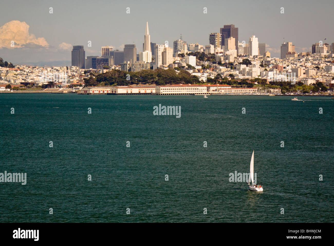 Yacht de voile vers ville sur la baie de San Francisco, Californie, USA Banque D'Images