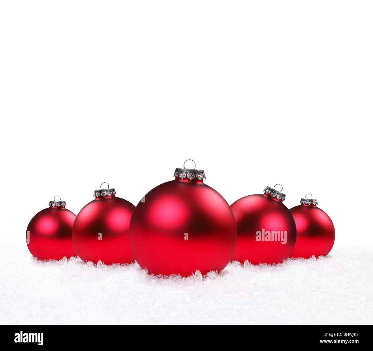 Ornements de Noël couché dans la neige avec de l'espace pour votre texte Banque D'Images