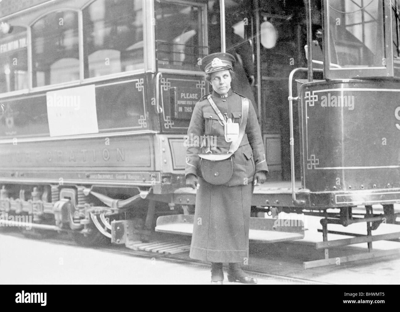 Un conducteur de tramway dans son uniforme d'hiver, peut-être à Glasgow, 1915. Artiste : Inconnu Banque D'Images