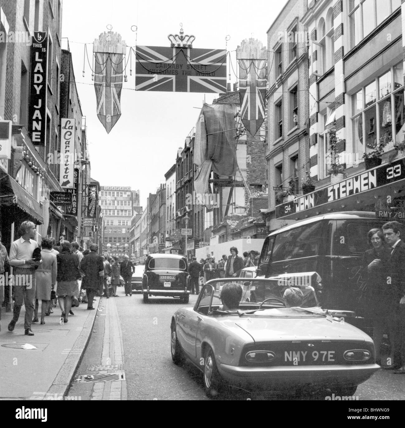 Shoppers sur Carnaby Street, Londres, 1968. Artiste : Henry Grant Banque D'Images