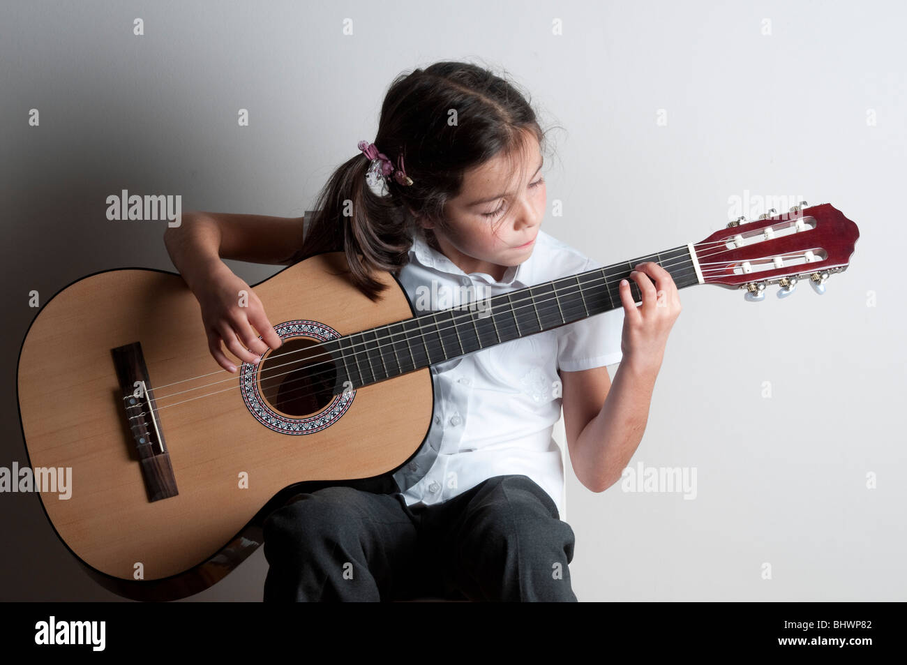 Enfant joue de la guitare Banque D'Images