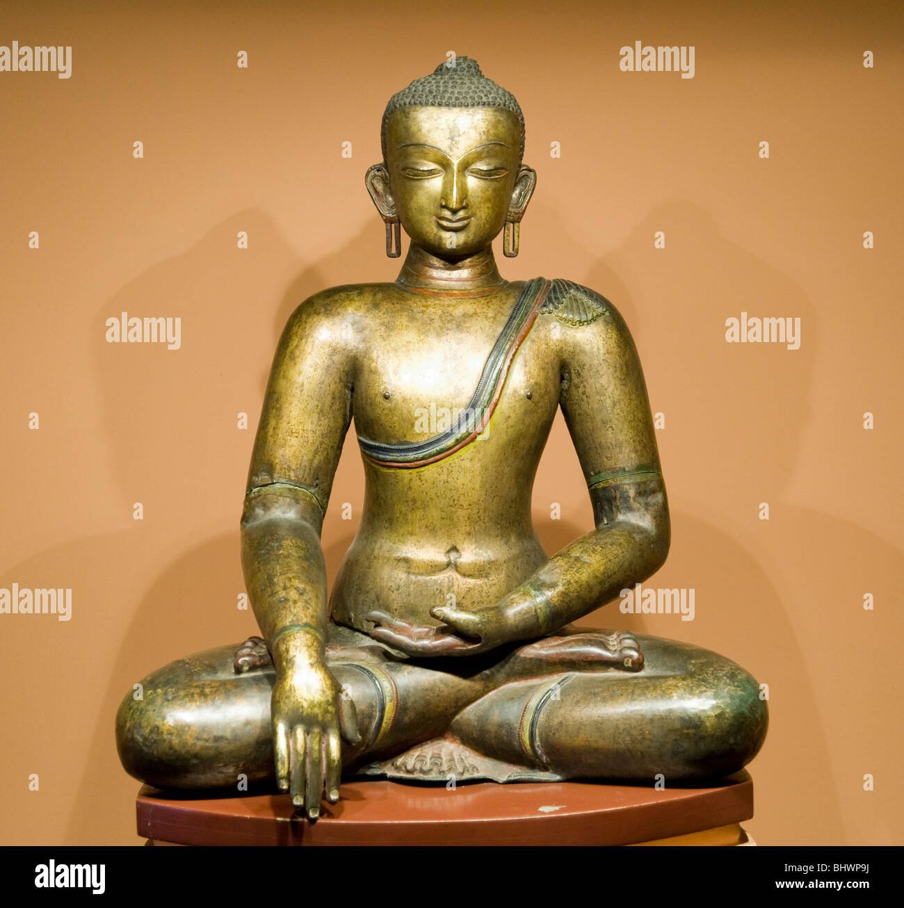 Le Bouddha Shakyamuni dans la victoire sur Mara posent une Népalaise 17 siècle statue de cuivre à Patan Museum Katmandou, Népal Banque D'Images