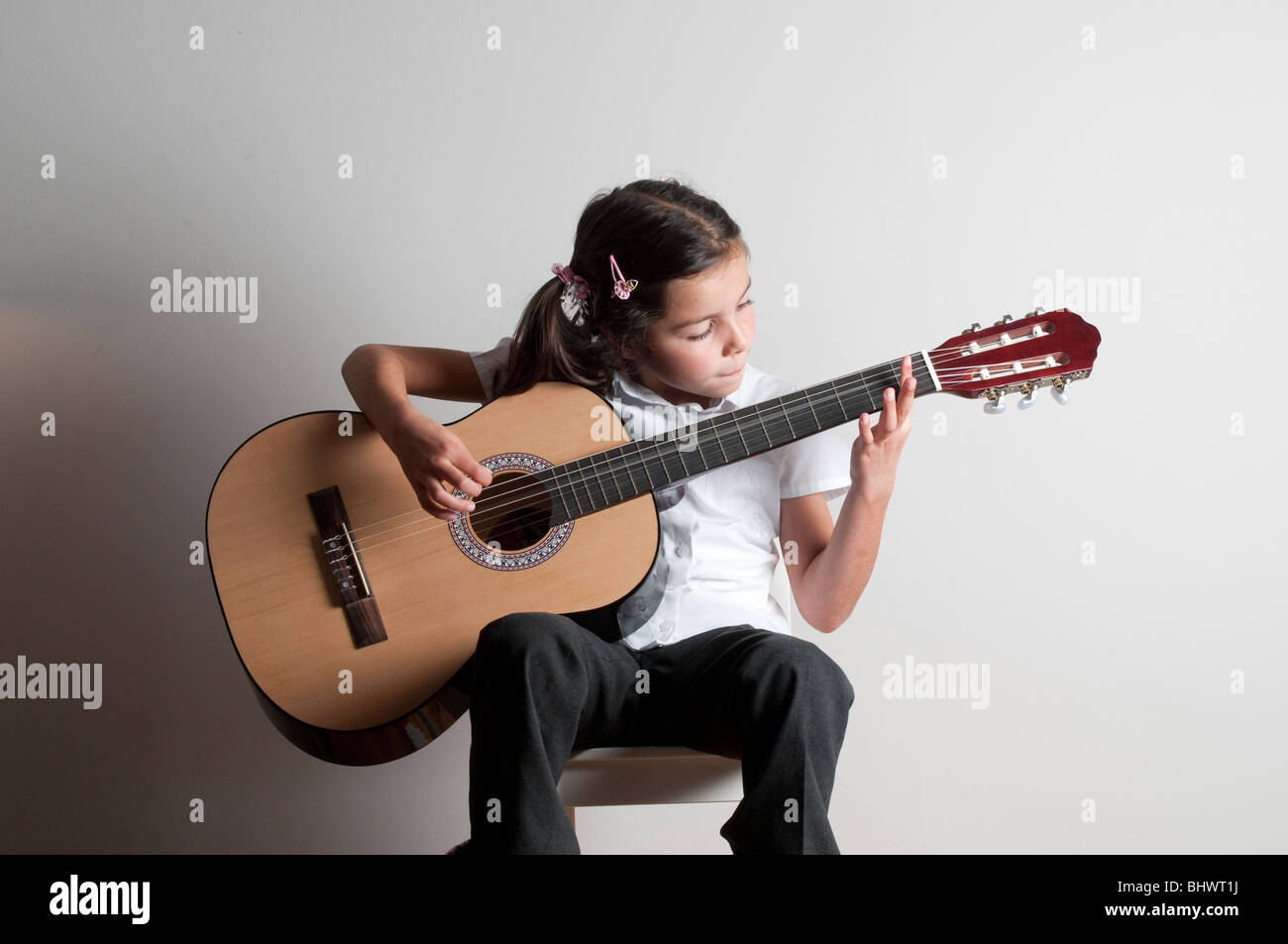 Enfant joue de la guitare Banque D'Images