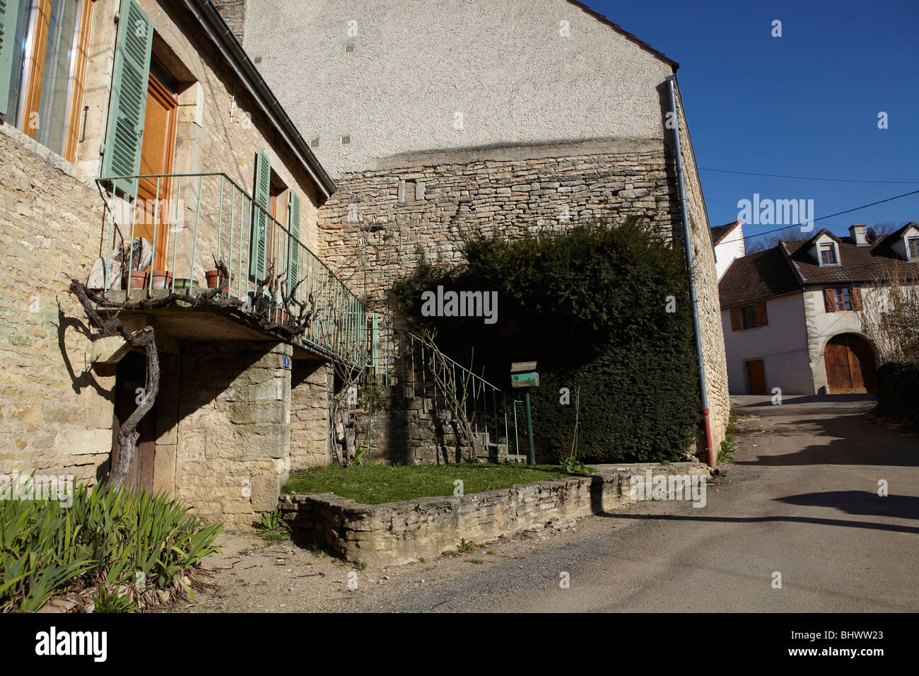 De plus en plus de vignes en dehors d'une maison en Bourgogne, France Banque D'Images