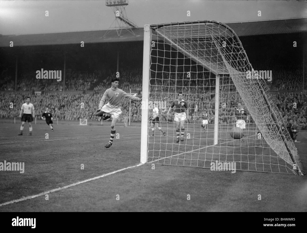 Match de qualification pour la Coupe du Monde 1958 au Stade de Wembley. Angleterre 5 v République d'Irlande 1. Le gardien irlandais Alan Kelly regarde Banque D'Images