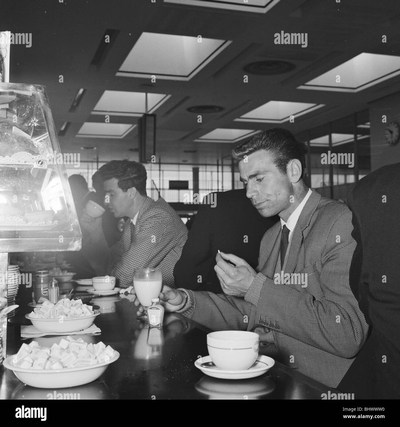 L'équipe anglaise de football à l'aéroport de Londres avant leur vol à Santiago du Chili pour participer à la finale de la Coupe du Monde 1962. Banque D'Images