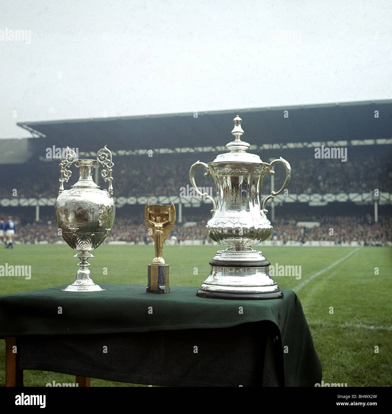 Le trophée du championnat de la Ligue, le trophée de la Coupe du Monde Jules Rimet et la FA Cup trophy sur l'écran avant que le Liverpool v Banque D'Images