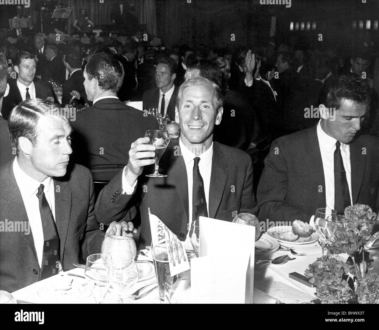 L'Angleterre de l'équipe gagnante de la Coupe du monde, pour un dîner de célébration à l'hôtel Royal Garden à Londres après avoir remporté la coupe du monde Juillet 1966 l-r Ray Wilson Bobby Charlton Peter Bonetti Banque D'Images
