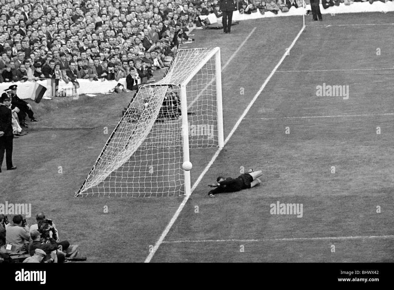 Coupe du Monde de Football 1966 23 juillet 1966 L'Allemagne de l'Ouest v Russie Yashin le gardien de but russe dives et conseils la balle autour de poster Banque D'Images
