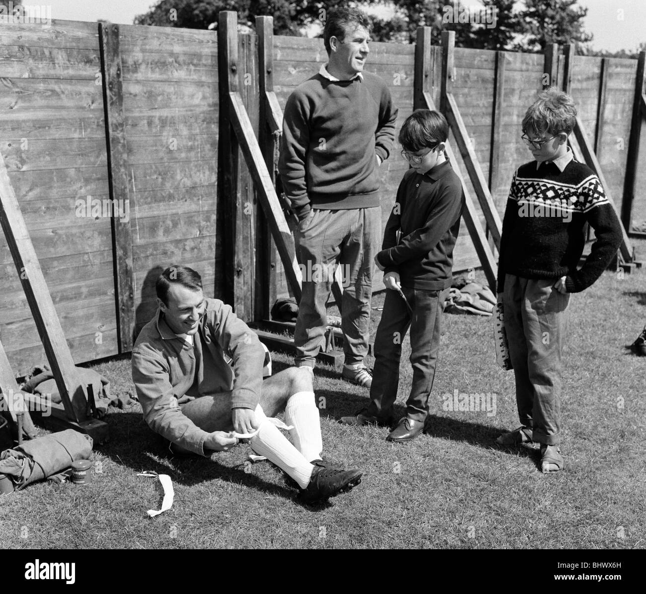 Au cours de la formation de l'équipe Angleterre Tournoi de Coupe du Monde en Angleterre. Regardez les enfants comme Jimmy Greaves n'jusqu'lacets. 27 Juillet 1966 Banque D'Images