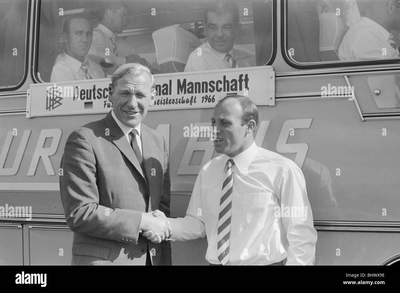 1966 Tournoi de Coupe du Monde en Angleterre. Capitaine de l'équipe d'Allemagne de l'Ouest Virginia Afflerbach Uwe (à droite) est accueilli par l'ancien gardien de Manchester City Bert Trautmann allemand comme l'équipe est arrivée à l'aéroport de Manchester Ringway, avant le tournoi. 8e juillet 1966. Banque D'Images