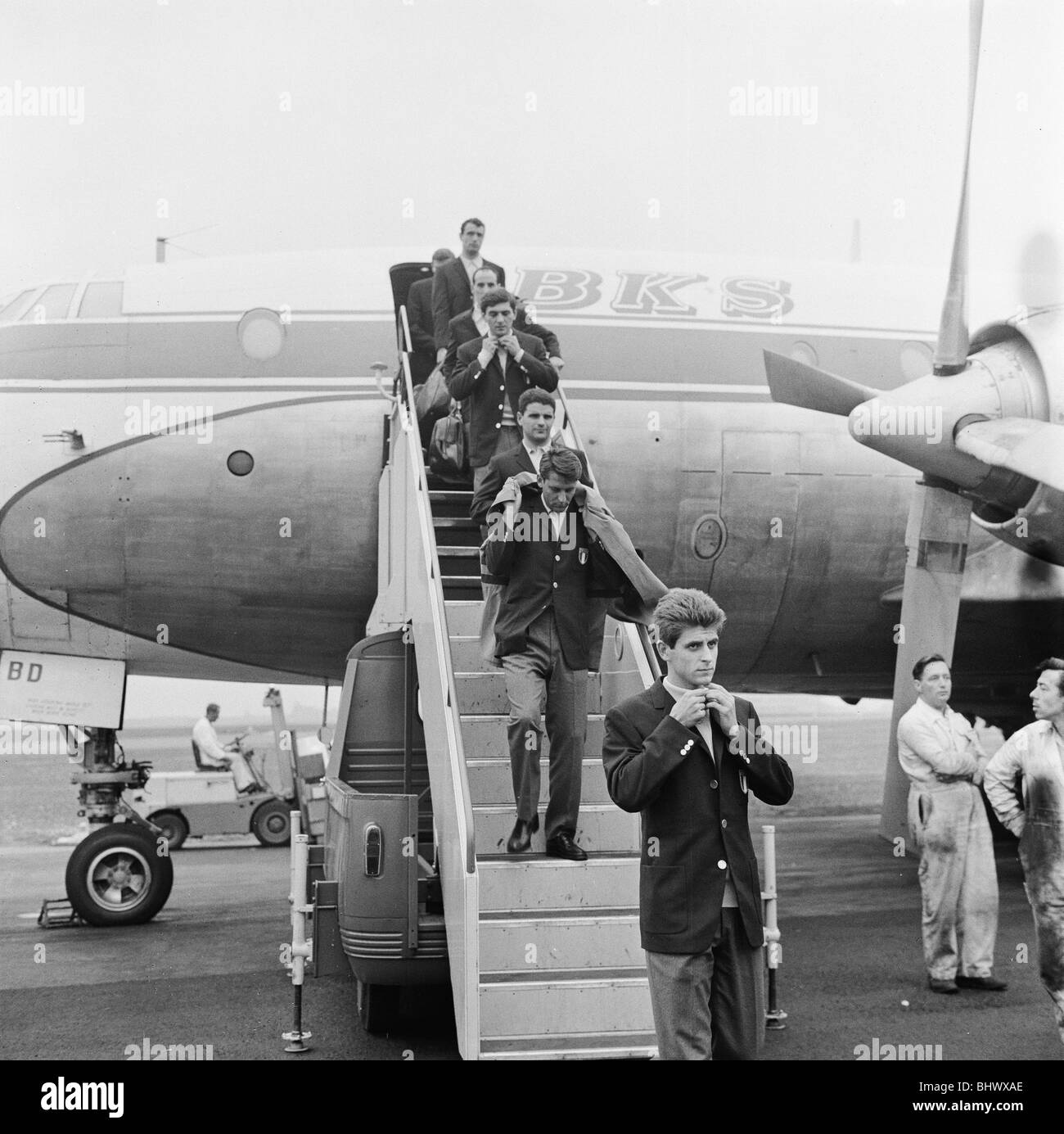 1966 Tournoi de Coupe du Monde en Angleterre. Les membres de l'équipe de football Italie descendre les marches de l'avion après leur arrivée à l'aéroport de Newcastle avant le tournoi. 7 juillet 1966. Banque D'Images