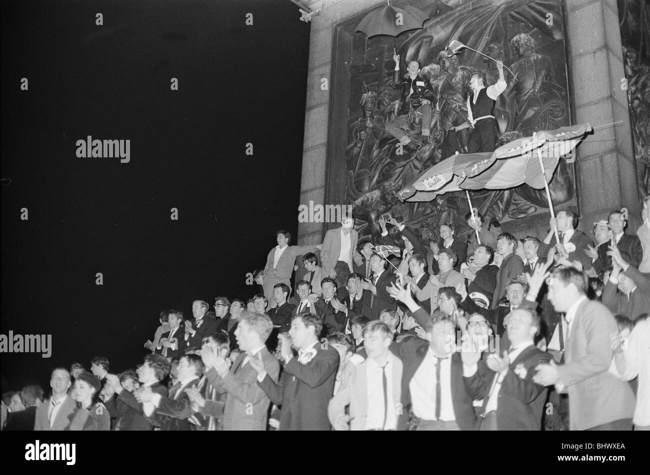 1966 Tournoi de Coupe du Monde en Angleterre. Angleterre fans célèbrent à Trafalgar Square à Londres à 1 h dans la nuit de l'Angleterre de la victoire historique sur l'Allemagne de l'Ouest dans la finale de la Coupe du Monde à Wembley. 1er août 1966. Banque D'Images