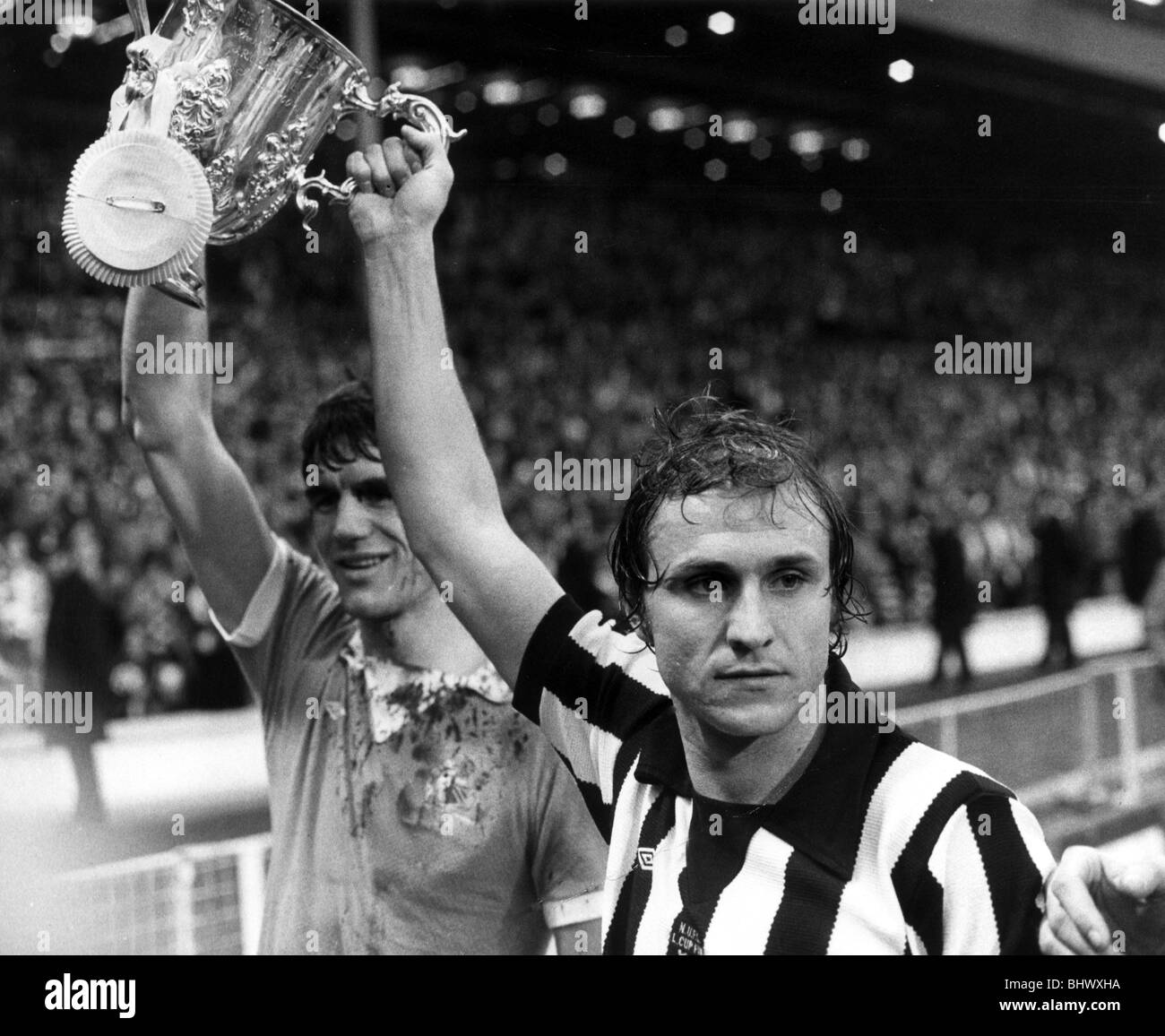 1976 Finale de Coupe de Ligue au stade de Wembley. Manchester City 2 v  Newcastle United 1. Dennis Tueart joueurs Man City et Dave Photo Stock -  Alamy