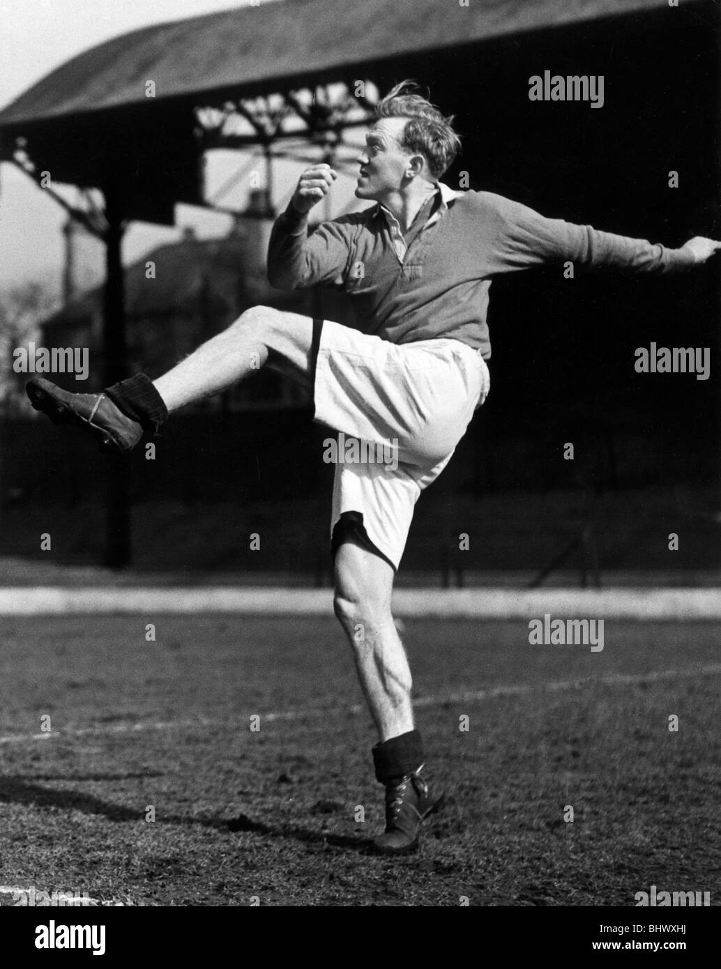 Joueur de Liverpool Albert Stubbins en action pendant une session de formation. Circa 1947. Machine de Guerre goalscoring Albert Stubbins voulait haut-vol pour Liverpool Football et dirigé dans un contrat d'enregistrement de près de £12 500 au cours du mois de septembre 1946. Il déduit une étonnante 237 buts pour United et a ensuite soulever le titre et FA Cup à Anfield. Banque D'Images
