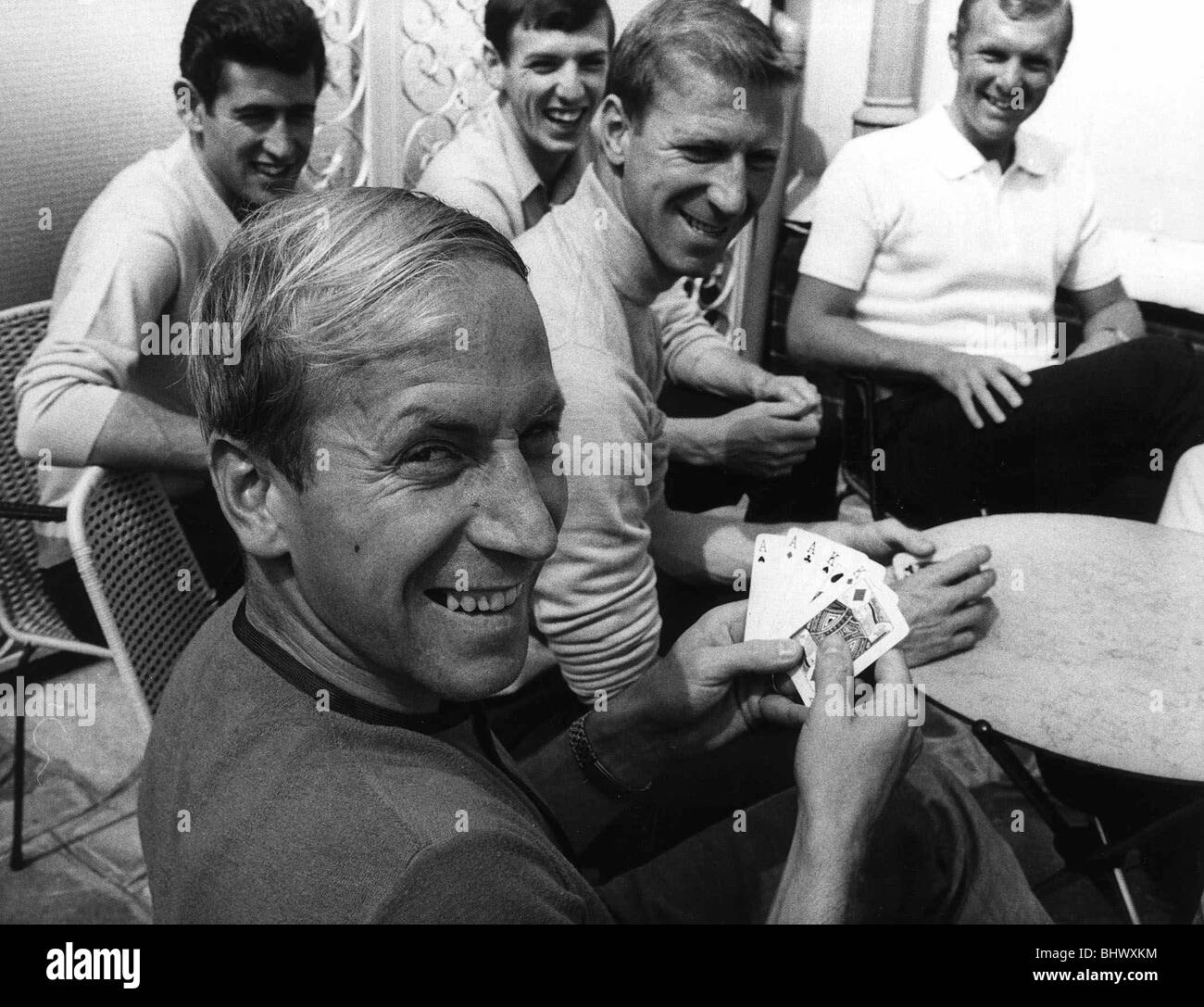 L'équipe anglaise de football Jeux de cartes juillet 1966 Bobby Charlton tenir une maison en un jeu de cartes avec des coéquipiers, de l-r Peter Bonetti, Martin Peters, Jack Charlton et Bobby Moore Gambling Banque D'Images
