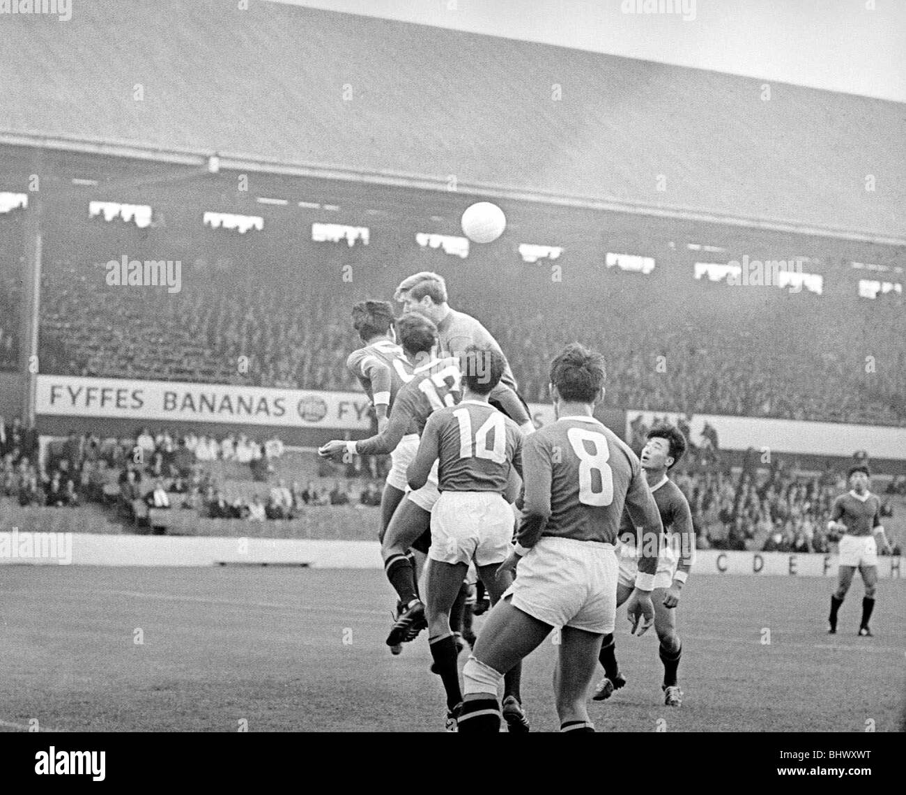 L'Italie de la Coupe du monde contre la Corée du Nord 19 juillet 1966 - numéro 3 Borison Italie - haute géant pour effacer la balle de joueurs coréens Banque D'Images