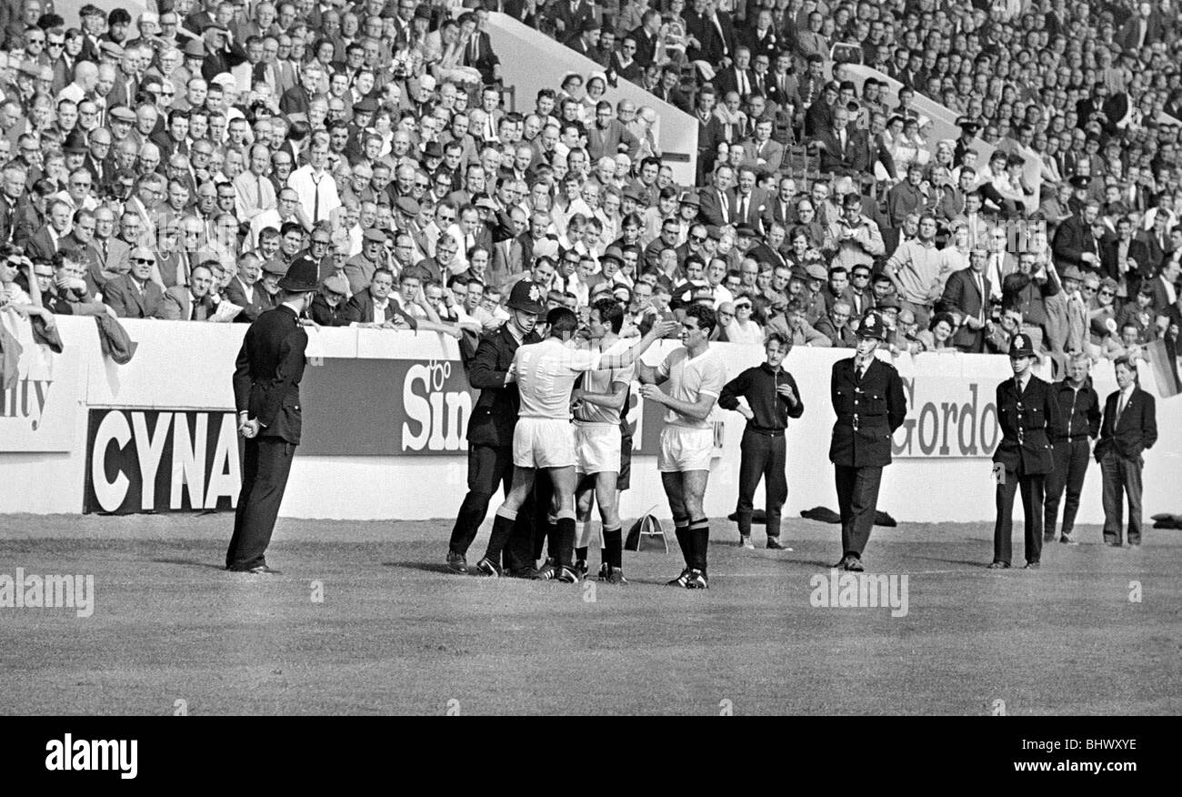 Quart de finale de la Coupe du Monde en Allemagne de l'Ouest par rapport à l'Uruguay 24 Juillet 1966 Numéro 19 L'Uruguay - Silva - est exclu pour une faute sur mauvais Banque D'Images