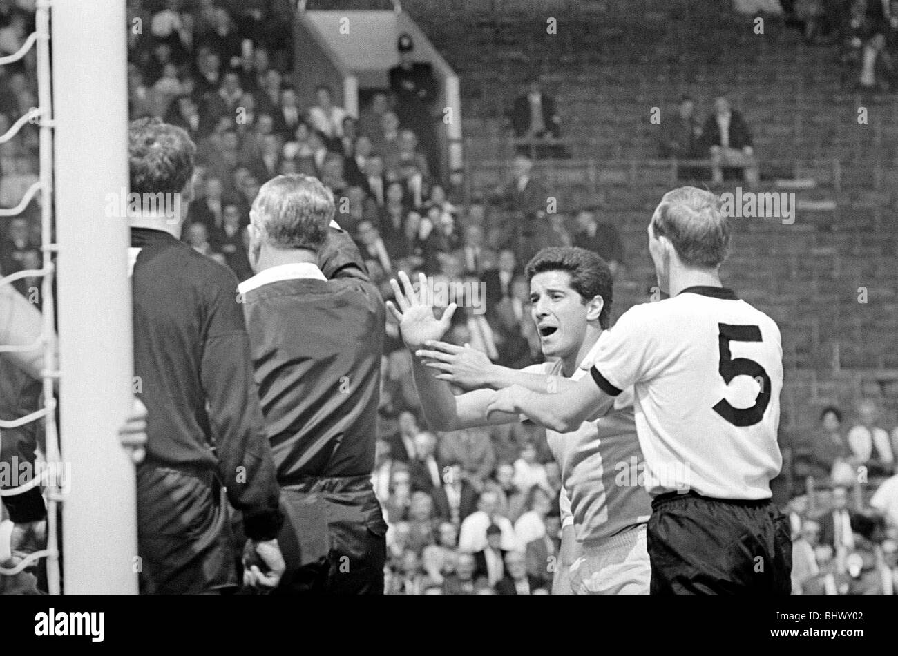 Quart de finale de la Coupe du Monde en Allemagne de l'Ouest par rapport à l'Uruguay 24 juillet 1966 les joueurs de l'Uruguay font valoir avec arbitre M. Finney Varley Banque D'Images