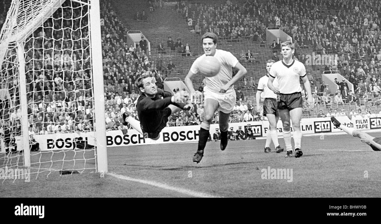 Quart de finale de la Coupe du Monde en Allemagne de l'Ouest par rapport à l'Uruguay 24 Juillet 1966 L'Allemagne de l'Ouest a pour but keeper Tilkowski efface un cliché pris par Banque D'Images