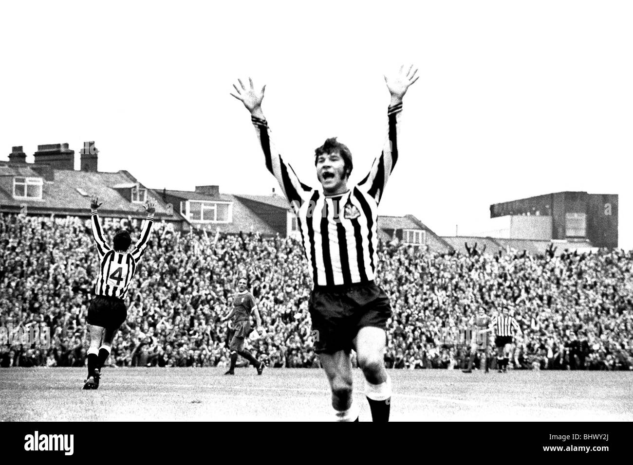 Liverpool v Newcastle United à St James's Park, 21/08/1971. Malcolm MacDonald célèbre après avoir marqué un but. Quels étaient les objectifs Banque D'Images