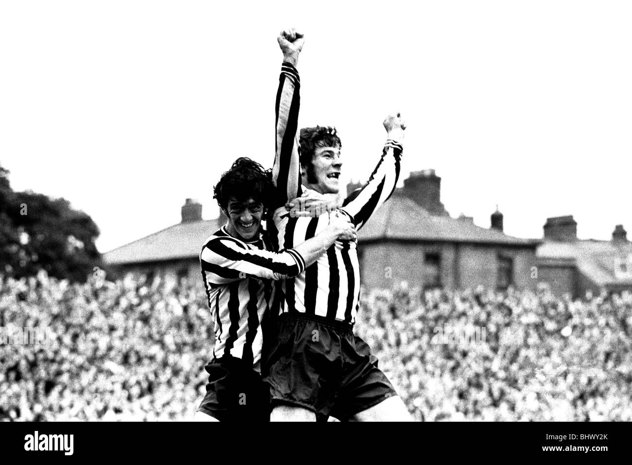 Liverpool v Newcastle United à St James's Park, 21/08/1971. Malcolm MacDonald célèbre après avoir marqué un but avec Terry Hibbert Supermac était arrivée. Il salue la foule, étreint par Terry Hibbitt. Banque D'Images