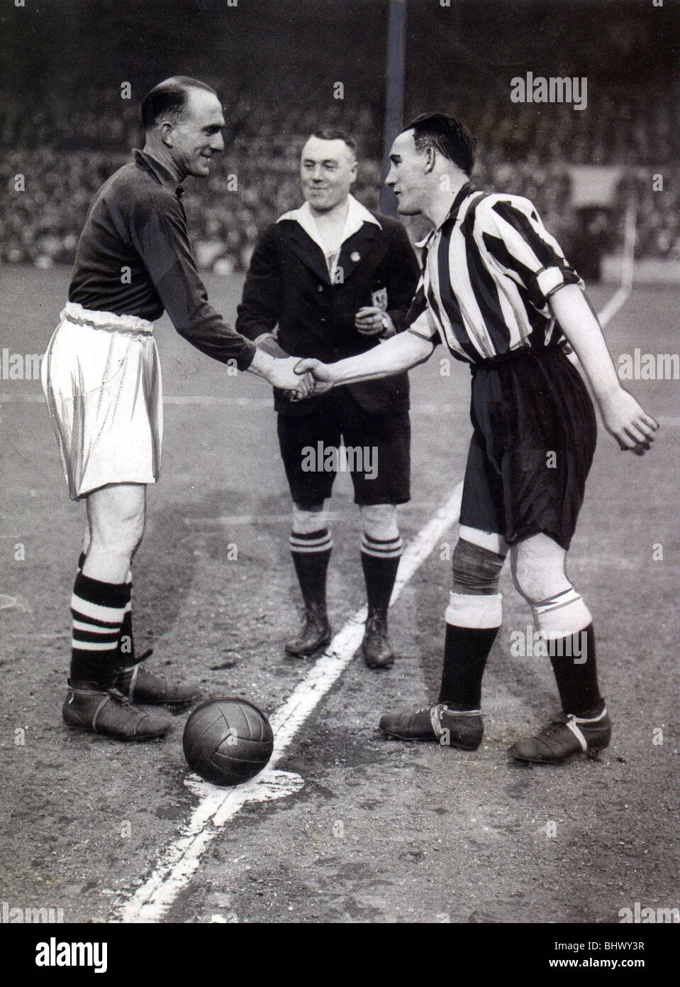 Finale de la FA Cup 1932. Newcastle United contre Arsenal. Newcastle United a remporté 2-0. Parker (à gauche), le capitaine de l'Arsenal, et Nelson, le capitaine de Newcastle United. Photographié à Highbury. Arsenal et United capitaines, Tom Parker (à gauche) et Jimmy Nelson (droite) échanger des salutations avant une première Division clash à Highbury. Au cours des années 30, la puissante Gunners étaient l'équipe à battre - United, comme opprimés, n'a qu'à Wembley. Banque D'Images