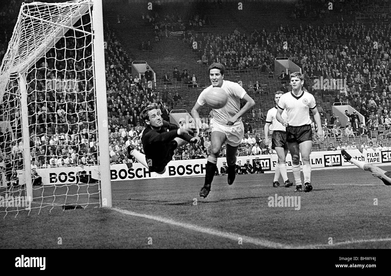 Coupe du Monde de Football 1966 en Allemagne de l'ouest de l'Allemagne de l'ouest de l'Uruguay v gardien Tilkowski cthe poinçons ball clairement de no L'Uruguay 19 Silva. Varley ©1960 Mirrorpix Banque D'Images