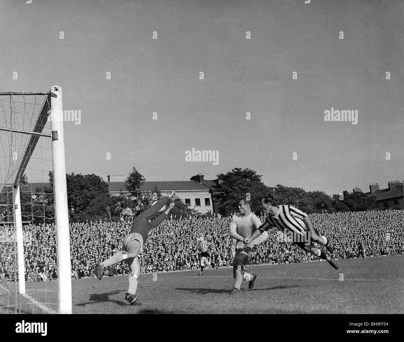 NEWCASTLE UNITED V COVENTRY . Saison 1964-1965 , BARRIE THOMAS TENTE DE MARQUER DE COVENTRY PASSÉ GEORGE CURTIS . Un nouvel avant-centre est arrivé le Tyneside, Barrie Thomas, de Scunthorpe United. Il était tout à fait un objectif particulièrement entreprenant et a reçu pas moins de 41 buts dans la saison 1961/2 pour ses deux clubs. Thomas a été un fil irrégulier, mais jamais dangereux. Cette action spectaculaire photographie voit Barrie volant dans les airs à St James' Park accès croix avant George Curtis de Coventry City. Banque D'Images