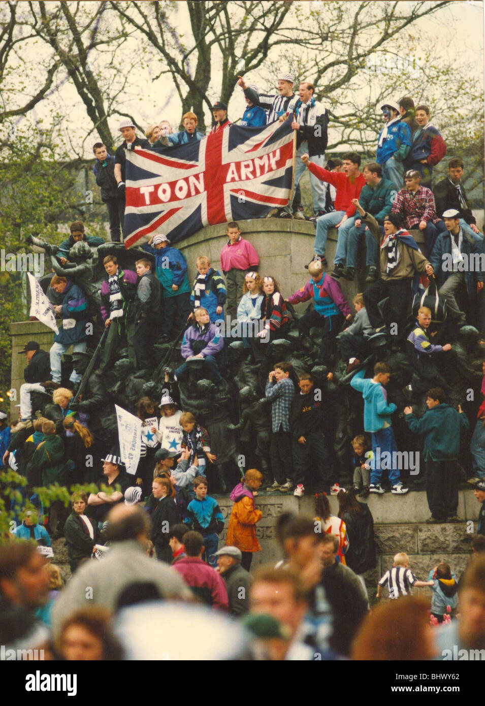 Newcastle United gagner la première Division - joueurs sur le bus à toit ouvert avec le trophée Mai 1993 - fans alignés le long de la route Banque D'Images