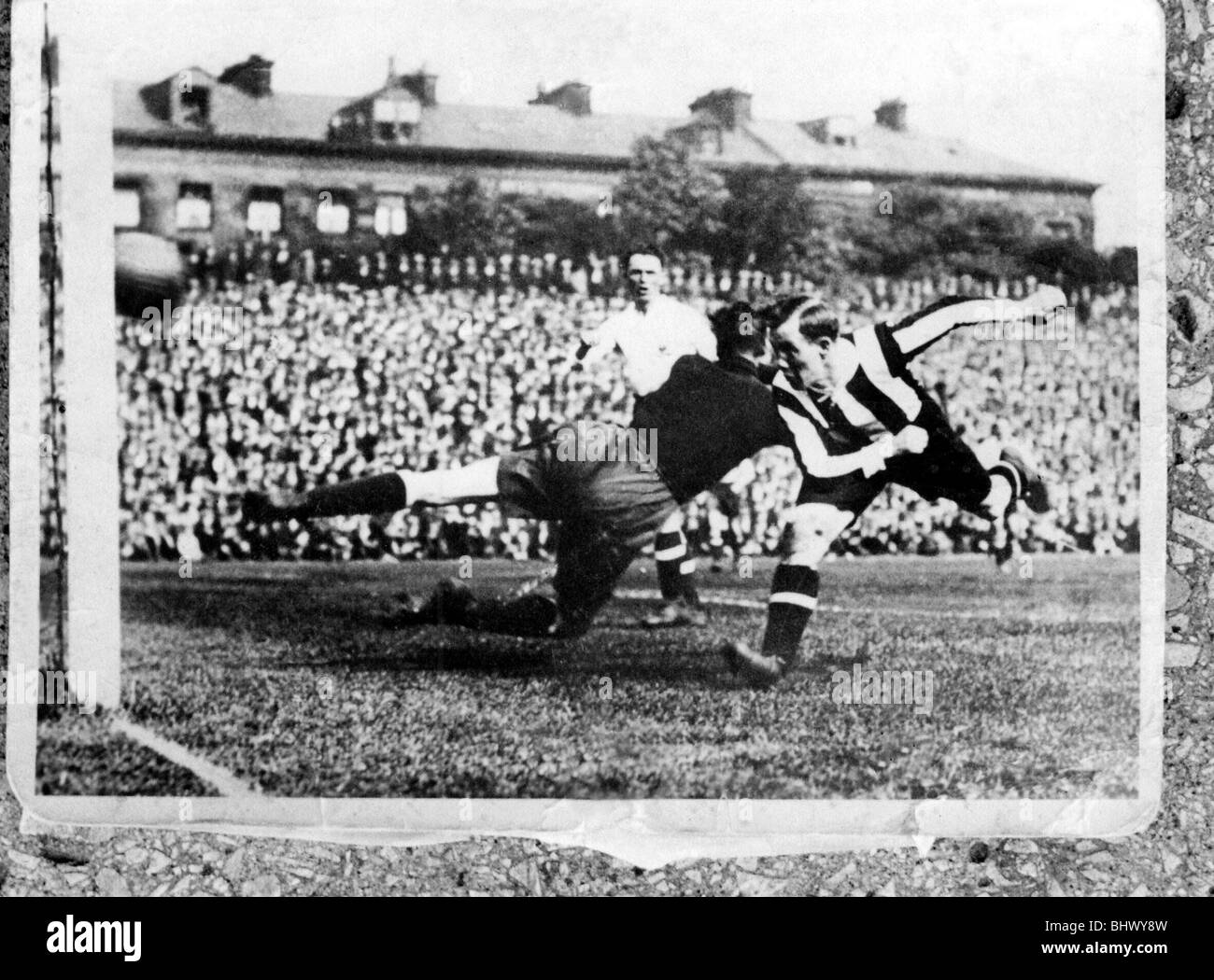 Numéro 9 Newcastle United Hughie Gallacher l'un des objectifs du 36 Gallacher (39) Coupe de la Ligue et le titre en remportant la saison, un record du club à l'époque. Le Scot chefs dans le filet à St James' Park contre Tottenham Hotspur. Banque D'Images