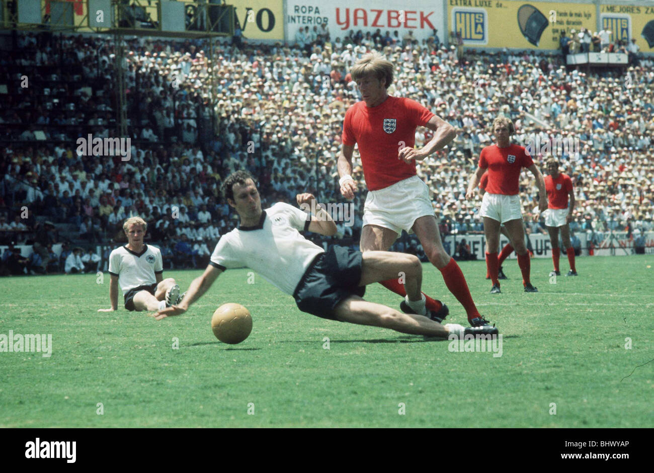 Quart de finale de la Coupe du Monde 1970 en Allemagne de l'ouest de l'Angleterre 2 3 après prolongation Estadio Nou Camp, Le-n Franz Beckenbauer(blanc) coulissante mauvais moment attaquer sur Alan Ball. Le Mexique Banque D'Images