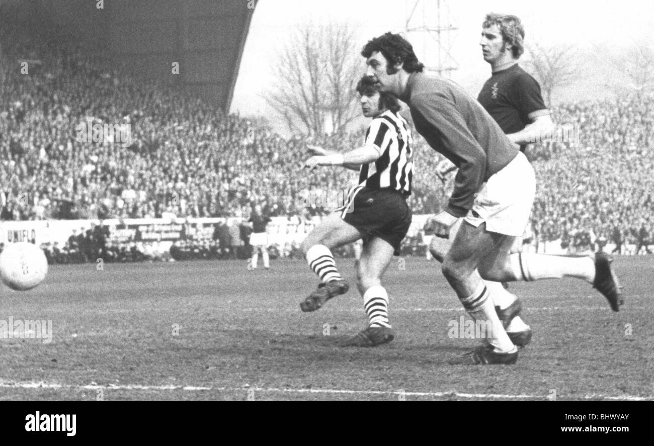 F.A. Demi-finale de la coupe 1974. Newcastle United 2-0 Burnley. Hillborough (Sheffield) 30.03.74. Malcolm MacDonald scores. Supermac's second semestre à Hillsborough double a été superbe. Les deux buts ont été breakaway les poursuites, avec Macdonald, rythme et dépasse la puissance des défenseurs. Sa finition cool, dans les deux cas, avait 30 000 fans Geordie dans le ravissement de délectation. C'est sa première grève, faisant glisser la balle passé gardien de Stevenson. Banque D'Images