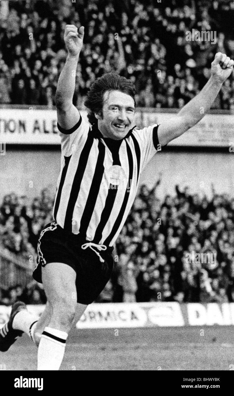 Alan l'épaulement du Newcastle United célèbre la notation. c 1979. Peter Withe trouvé la solution idéale en aluminium non-diminutif league star Alan épaule, qui échangeaient Blyth Spartans et une carrière dans la fosse pour s'unir de nouveau héros local. C'était comme le petit et grand spectacle, et pour deux saisons le partenariat mis 59 buts. Banque D'Images