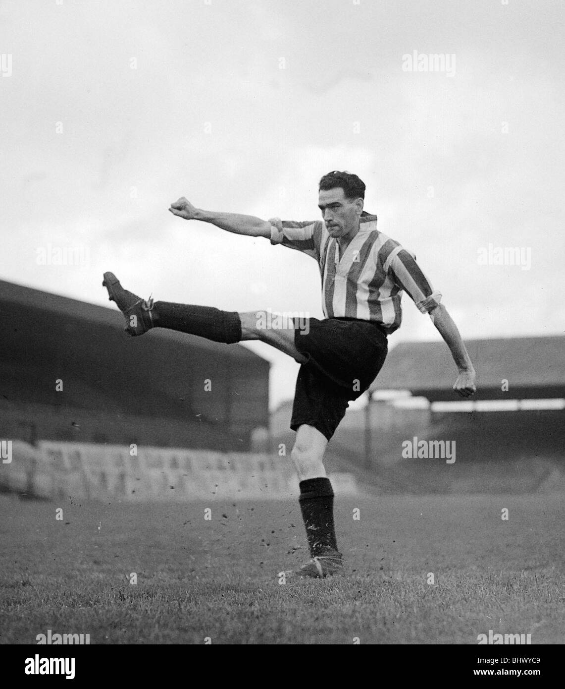 J Harvey Newcastle United Joseph Harvey Naissance : 1918 Edlington. Newcastle upon Tyne est mort en 1989. Carrière de joueur : 1936 / 1954. Clubs : Loups, Bournemouth, Bradford City, Newcastle United. United League & Cup : 247. United League Cup & Objectifs : 12. Vainqueur de la FA Cup 1951, 1952. Matchs de football : 3. Banque D'Images