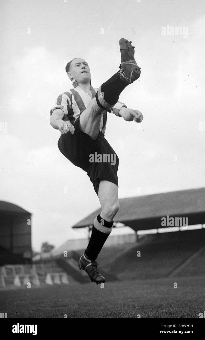 Benny Caig Newcastle United. Le Newcastle immédiat après-guerre était un mélange efficace de joueurs d'avant-guerre vétéran et jeunes désireux d'impressionner lumineux. Benny Craig était l'un des hommes expérimentés du football des années 30. Il est demeuré à la Gallowgate comme entraîneur et physio avant les années 1980. Banque D'Images