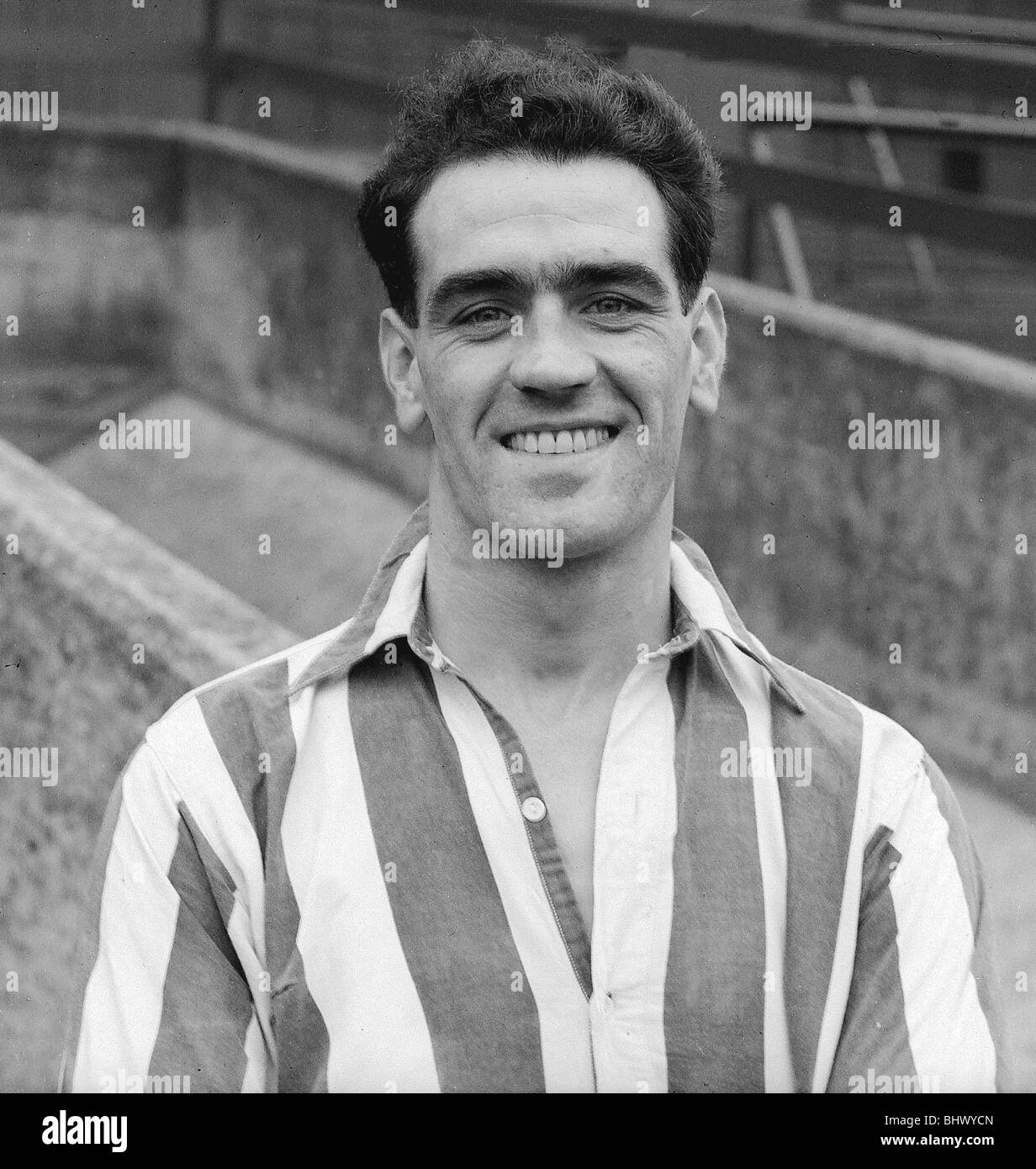 J Harvey Newcastle United FC Edlington Joseph Harvey Naissance : 1918. Newcastle upon Tyne est mort en 1989. Carrière de joueur : 1936 / 1954. Clubs : Loups, Bournemouth, Bradford City, Newcastle United. United League & Cup : 247. United League Cup & Objectifs : 12. Vainqueur de la FA Cup 1951, 1952. Matchs de football : 3. Banque D'Images