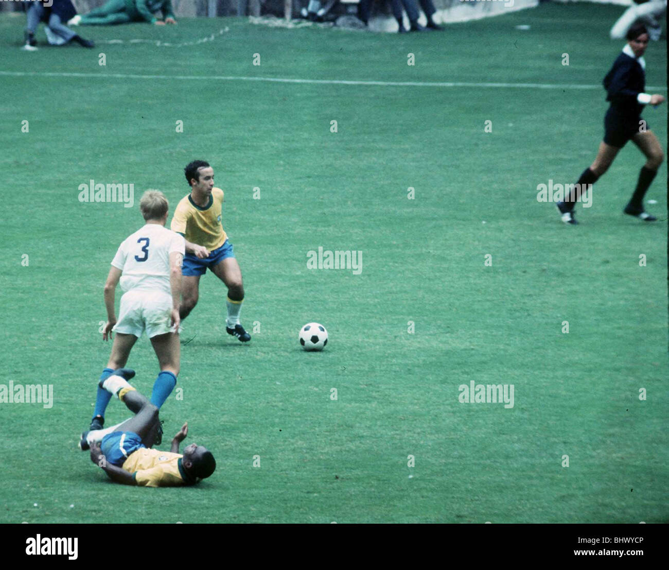 Groupe C de la Coupe du Monde 1970 Brésil 4 Tchécoslovaquie 1 Jalisco, Guadalajara Pele terrassé par Vaclav Migas (3) Tostao (jaune) a ball Banque D'Images